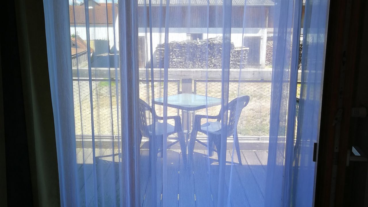 Fenster mit Blick auf den Balkon Fenster mit Blick auf den Balkon